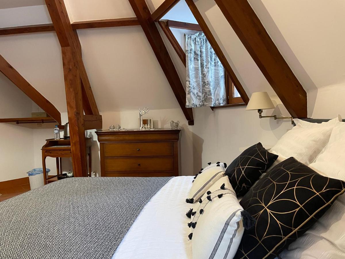 Отель Le Prieure Des Fontaines Les Preaux Экстерьер фото